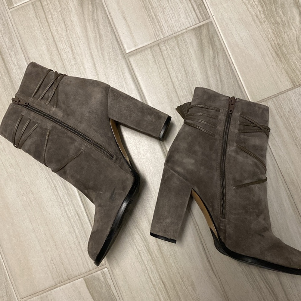 Vince Camuto sz10 Garrit Grey Kid Suede Block Heel Bootie - Picture 3 of 6